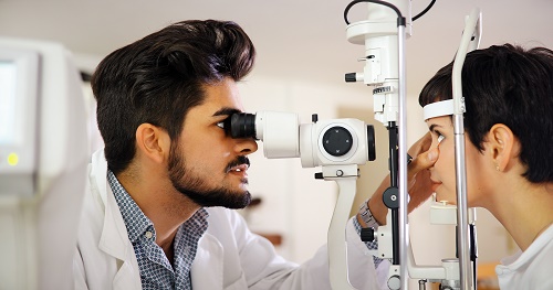 Utiliser du spray oculaire pour les yeux secs et irrités